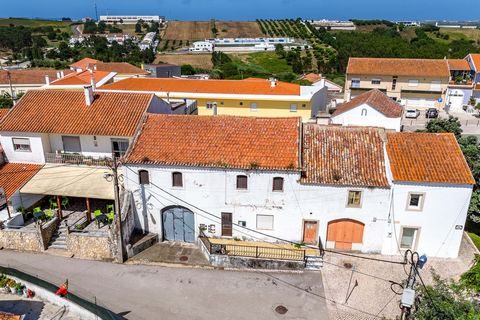 Propiedad para Renovación en São Pedro da Cadeira ¡Oportunidad única en el centro de São Pedro da Cadeira! Este edificio residencial para la recuperación total, con 3 plantas y 9 habitaciones, ofrece un enorme potencial para crear la casa de tus sueñ...