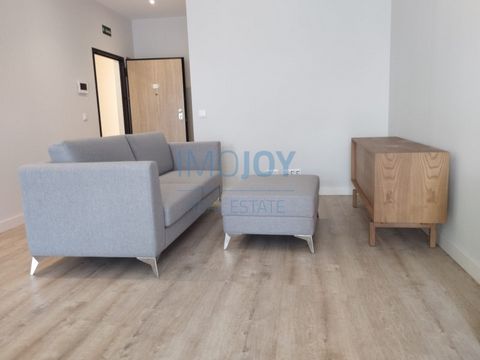 Discover this fantastic 1 bedroom flat with balcony, located in Porto, perfect for those looking for comfort, modernity and a central location. The property is fully furnished. The furniture is modern and of high quality, providing an elegant and wel...