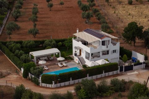 Auf der griechischen Insel Euböa, einem der Hauptziele für internationale Touristen, wird eine exquisite, renovierte Villa zum Verkauf angeboten. Die Villa liegt 25 km von der Hauptstadt Euböas, Chalkida, entfernt, zwischen Amarynthos (4 km entfernt)...