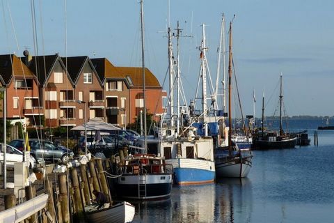 Nieuw gebouwd vakantieappartement - licht en vriendelijk - op de 1e verdieping van een appartementengebouw direct aan het Oostzeestrand in de idyllische jachthaven van Orth. Het moderne en nieuw ingerichte appartement heeft een woon-eetkamer met een ...