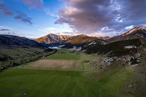 Okazja czeka w słynnej Paradise Valley w Livingston w stanie Montana. Składająca się z trzech oddzielnych działek, ta 90 akrów dziewiczej, niezabudowanej posiadłości przy Suce Creek Road z pewnością zainspiruje wszystkich, którzy ją odwiedzą. Z teren...