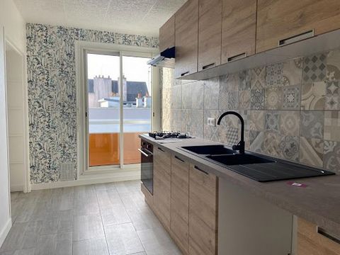 Morbihan, LORIENT (56100), cet appartement proche du centre ville et de toutes les commodités à pieds vous propose un ensemble de 5 pièces avec 3 chambres. Il est situé dans une résidence avec ascenseur. L'appartement a été entièrement refait à neuf....