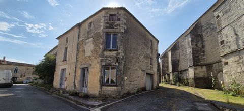 Découvrez cette maison en pierre située au centre du village historique et très touristique de Tusson. Avec ses 115 m2, cette maiosn offre un fort potentiel, elle se compose au rez-de-chaussée d'une cuisine spacieuse, un salon séjour lumineux, un gra...