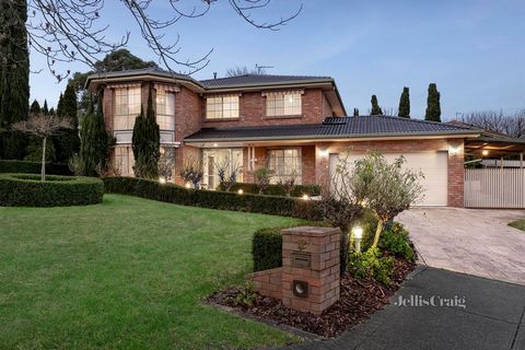 Découvrez le mélange parfait de confort contemporain et d’espace familial dans cette résidence exceptionnelle de 5 chambres, idéalement située au sommet d’un terrain dans le très convoité Chirnside Park Estate. Les jardins en buis se mêlent aux roses...