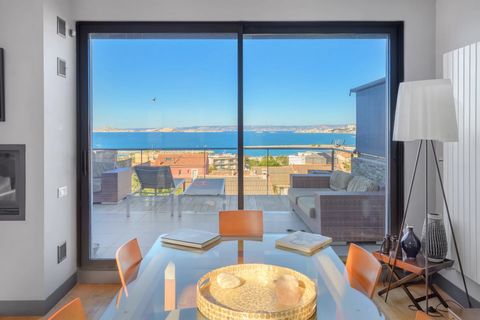 Exclusive preview of this 2000s flat-roofed architect-designed house of around 220m2, located opposite the sea in the sought-after Vieille Chapelle district. The property boasts uncluttered decor and magnificent views of the Mediterranean Sea from th...