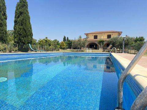 Nelle campagne dell'Etruria Laziale, e precisamente in Località Vaccareccia, proponiamo in vendita villa unifamiliare di 220 mq con piscina, giardino privato di 4000 mq, annesso agricolo di 135 mq. La proprietà è ubicata in una zona agricola del paes...