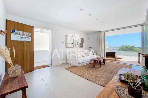 Ce magnifique appartement est situé dans une urbanisation exclusive avec un emplacement privilégié à seulement cinq minutes des plages d’Arenal d’a Castell. Le complexe résidentiel offre un large éventail d’installations et de services exclusifs, not...