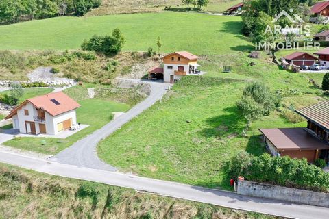 En Exclusivité avec Aravis International, venez découvrir ce terrain constructible, viabilisé, avec un permis accordé purgé de tout recours, pour une maison sur 2 niveaux. Au calme, sur la commune du Bouchet Mont Charvin, ce terrain bénéficie d’une b...