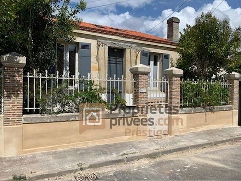 Découvrez cette échoppe rénovée avec piscine à 5 minutes à pieds de la place St augustin, de ses commerces et de ses écoles: une perle rare dans ce secteur ! Christel Milcan, votre conseillère en immobilier de prestige, vous présente cette échoppe re...