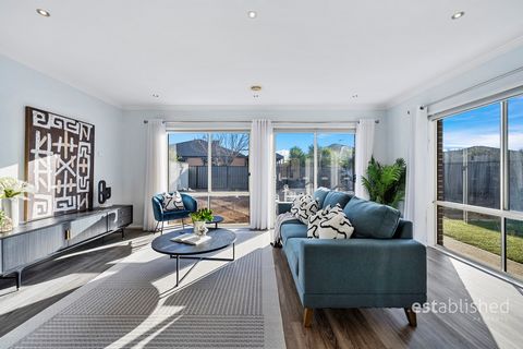 Welkom in dit prachtige familiehuis in Point Cook. Gelegen op een royaal blok van 650 m², combineert deze woning luxe en gemak, met gemakkelijke toegang tot winkelcentra, scholen, parken en op slechts 30 minuten van Melbourne CBD. De B.est • Hoge pla...