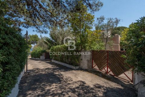 DISO - CALA DELL'ACQUAVIVA Diese Villa liegt im renommierten Villaggio Della Notte di Marittima, eingebettet in die mediterrane Macchia und bietet ein perfektes Wohnerlebnis für diejenigen, die Ruhe und natürliche Schönheit suchen. Das 84 m² große Ha...