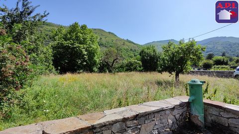 BELLISSIMO ! Terreno edificabile vicino alle montagne e Tarascon-sur-Ariege, che offre un ambiente idilliaco e tranquillo. Appartamento, ben esposto e con pochi vicini. Situato vicino a un ruscello, offre un ambiente naturale favorevole al relax. Il ...