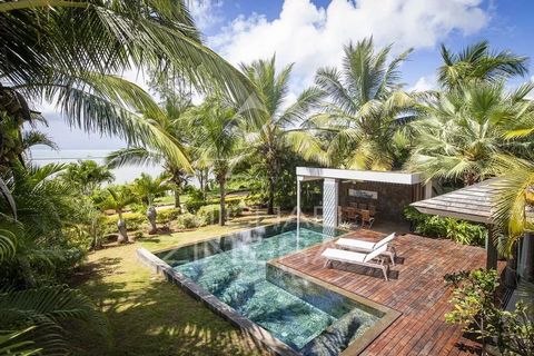 Exclusieve villa met 4 slaapkamers en prachtig uitzicht op de zee aan de voorzijde. De zeer lichte villa heeft een grote woonkamer, een prachtig terras met uitzicht op een privézwembad en de kiosk stelt u in staat om al uw maaltijden te nuttigen tege...