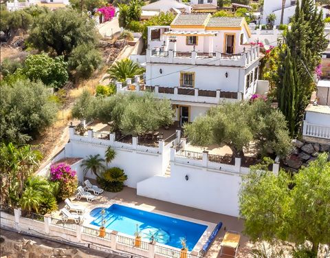 Impresionante villa independinete en un entorno rural idílico, pero a poca distancia a pié del pueblo de la Viñuela. Casa amplia, consta de casa principal con tres habitaciones dobles, baño, baño en-suite, gran salón-comedor y cocina con zona de desa...