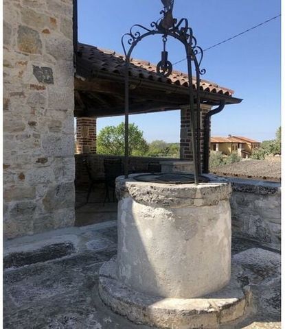 Finden Sie Ihren Lieblingsplatz in der bezaubernden Villa Lamija. Im Erdgeschoss erstreckt sich eine geräumige, traditionelle istrische Küche, die mit dem Essbereich und dem Wohnzimmer verbunden ist und einen direkten Zugang zur sonnigen Terrasse bie...