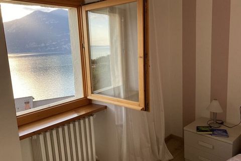 ...bietet einen Wohnraum mit alt- eingebauten Kamin, extra Küchen-Ecke, zwei Schlafräume (doppelbetten 170 cm breit) und ein Duschbad, die Räume alle direkt zum See ausgerichtet. Die Terrasse davor ist mit Gartenmöbel ausgestattet... bietet sich für ...