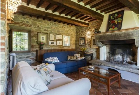 Magnifique villa avec piscine à débordement et jardin, située dans la campagne de Castiglion Fiorentino, près de Cortona.