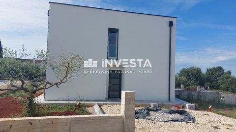 Casa bifamiliare nei pressi di Parenzo Descrizione della proprietà: Una casa bifamiliare è in vendita in un quartiere ricercato vicino alla città di Parenzo. Una casa ha una superficie di 96 m² con un terreno di 250 m², mentre l'altra ha una superfic...