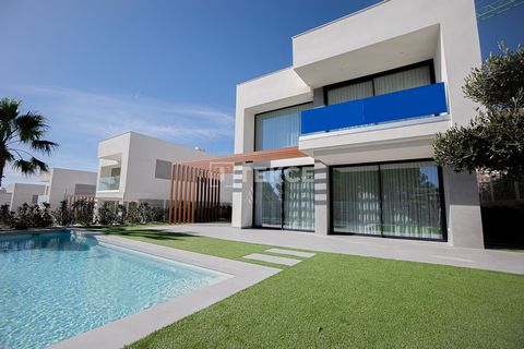 Élégantes Villas Avec Vue Mer Offrant des Équipements Opulents à Finestrat Alicante Costa Blanca Nichées au sein de Finestrat, une municipalité bénéficiant d'un cadre exclusif dans la province d'Alicante, ces villas individuelles incarnent le luxe. C...