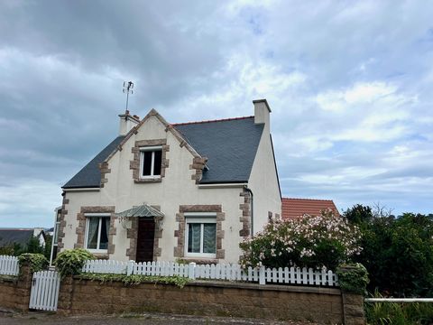 Idéalement située, à proximité immédiate du centre ville d'Erquy, maison de construction traditionnelle avec soubassement en pierres de 126 m2 habitable, à rafraîchir, offrant : Au rez-de-chaussée : un salon, une salle à manger, une kitchenette avec ...