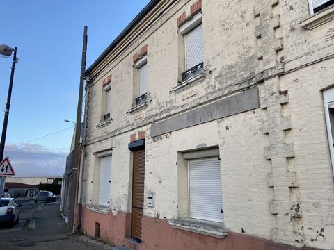 Sur la commune de Friville-Escarbotin, l'agence DBS Immobilier vous propose de devenir propriétaire de cette maison de village de type T5. Offrant 110 m2, l'espace intérieur comprend au rdc :entrée, cuisine, séjour,toilette, à l'étage : palier, 3 cha...