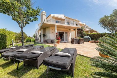 A beautiful south-facing 3 bedroom / 3 bathroom semi detached villa on the prestigious Vale da Pinta Golf course.The villa is conveniently located only a short walk from the Pinta clubhouse, with easy access to the Golf Academy and the Gramacho clubh...