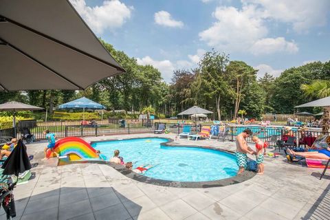 Cette ferme indépendante de Gueldre pour 6 personnes est située non loin de la Veluwe, dans le grand parc de vacances boisé Landgoed De Scheleberg. La villa confortable et bien équipée se compose de trois étages. On entre au niveau du séjour, où se t...