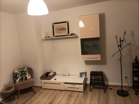 Willkommen in Ihrer neuen möblierten Wohnung in der Kronenstraße, zentral gelegen im angesagten Stadtteil Friedrichstadt. Diese charmante und helle 2-Zimmer-Wohnung bietet Ihnen ein stilvolles Zuhause mit modernem Komfort. Das geräumige Wohnzimmer is...