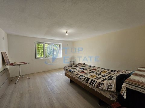 Top Estate Real Estate vi offre due piani di una casa nella parte centrale della città di Varna. Gorna Oryahovitsa. La proprietà è composta da due piani - primo e piano terra, ognuno dei quali ha una superficie di 78 mq ed è composto da una camera da...