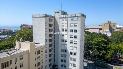 Apartamento T3 situado no quinto andar, dispõe de dois elevadores e é composto por sala comum, cozinha com lavandaria, três quartos com roupeiros e duas casas de banho. Com uma localização privilegiada, com o Arrábida Shopping a 250 metros que oferec...