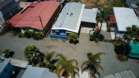 Mountain Side huis te koop op gehuurde grond in Ensenada, Baja California Slechts een paar blokken op loopafstand van het witte zandstrand Ontsnap naar je eigen stukje paradijs, genesteld in de adembenemende berghelling van La Jolla Beach Camp in Ens...