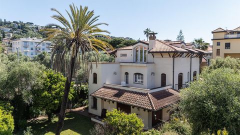 AG-DOM 5184 - Villa mit Garten im Zentrum von Bordighera   Wir bieten eine prestigeträchtige Villa in einer zentralen, privaten und wirklich einzigartigen Lage für ihre Nähe zu Dienstleistungen und dem Meer zum Verkauf an. Umgeben von einem privaten ...