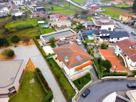 Haus zur Sanierung, 7 km vom Zentrum von Santa Maria da Feira und 2 km von der Zufahrt zur Autobahn A32 entfernt, so dass Sie Porto in etwa 25 Minuten erreichen können. Sanierungsprojekt für ein T2+1-Haus, Wohnzimmer mit Kamin, Küche mit viel Tagesli...