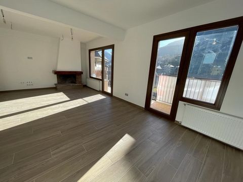 Dit prachtige duplex penthouse in La Massana biedt 140 m2 woonoppervlak en een terras van 12 m2, waardoor u kunt genieten van het buitenleven en een prachtig uitzicht. Met 3 slaapkamers en 2 badkamers is deze woning gerenoveerd met een hoog kwaliteit...