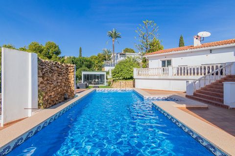 Magnifique villa avec un grand terrain située dans un quartier très calme de La Nucia, la maison est répartie sur 2 étages. Le premier étage se compose d’un hall d’entrée, de toilettes invités, d’un salon lumineux avec accès à l’espace extérieur, d’u...