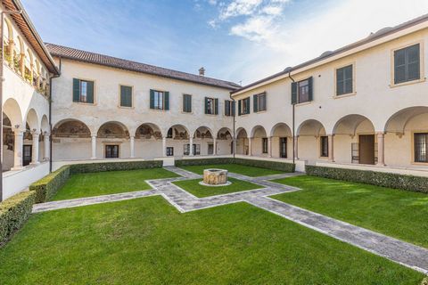 Ein authentisches Schmuckstück im Herzen der Stadt: eine charmante Wohnung auf mehreren Ebenen, die historische Eleganz und modernen Komfort vereint. Mit sichtbaren Balken, Fresken und einem Steinkeller bietet diese Wohnung eine einzigartige Erfahrun...