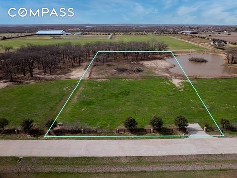 Ubicado en el prestigioso Prestonwood Polo & Country Club, 440 Norman Brinker Way presenta una oportunidad única lista para tomar. Ubicado en un generoso lote de 1 acre construido a la medida, esta distinguida ubicación ofrece un lienzo prístino para...