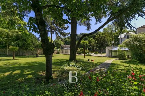 BARNES Yvelines has the exclusive listing of this stunning house dating from 1898 and its annex in Marly-Le-Roi (78160). 50m (55 yards) from the historic site of the Abreuvoir du Château in Marly-le-Roi. EPC: D. Close to Marly-Le-Roi station (40 minu...