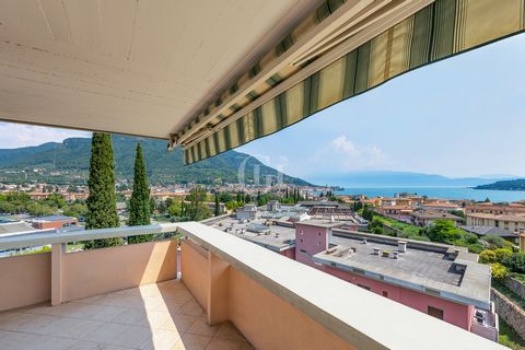 Ricavato dalla fusione di due appartamenti, questo meraviglioso attico offre ampi spazi e una vista privilegiata sul lago. Caratterizzato da finiture eleganti e arredato con stile, l’appartamento presenta una spaziosa zona giorno open-space con cucin...