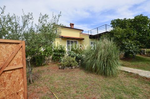 This large family house is located in a quiet neighborhood, 7 km from Poreč and the sea. It is situated on a plot of 577 m², with an additional 720 m² of agricultural land adjacent to it. The house consists of a large living room, kitchen, dining roo...