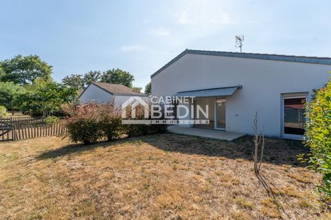 Exclusivité CABINET BEDIN - St jean d'Illac centre. Venez visiter cette jolie maison de plain-pied, située dans une résidence sécurisée à proximité de toutes les commodités, dans laquelle vous n'aurez plus qu'à poser vos meubles! Cette maison de 2019...