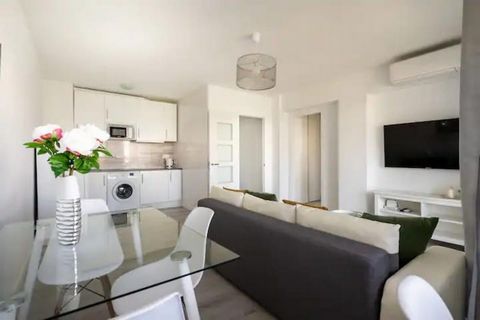 Located in Nueva Andalucía. Apartment in Marbella, Nueva Andalucia centre area, Puerto Banus and beach 5 min by car. It has 1 bedroom, living room with American kitchen, bathroom, glazed terrace. It is recently renovated of pipes, electricity, window...