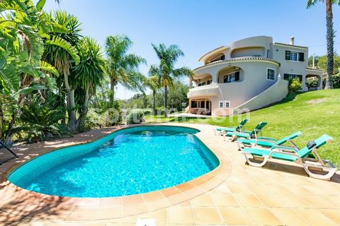 Magnifique villa de cinq chambres avec de superbes vues panoramiques sur la campagne et la mer. Il se compose de quatre chambres, une au rez-de-chaussée avec accès à la terrasse, trois chambres au premier étage, dont une fantastique suite avec dressi...