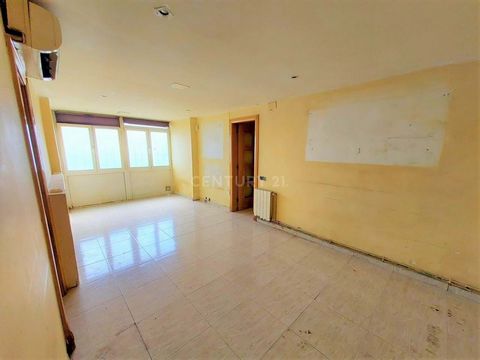 Möchten Sie eine 3-Zimmer-Wohnung in Santa Coloma de Gramenet von 73m² kaufen? Ausgezeichnete und exklusive Gelegenheit, diese Wohnung in einem Wohngebäude mit Aufzug und einer Fläche von 73m² zu erwerben, die gut in Wohn-Esszimmer, Küche, 3 Schlafzi...