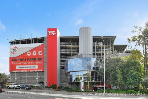 Ces places de stationnement sécurisées sont situées juste à côté de l’aéroport de Sydney, actuellement loué à Park N Fly dans le cadre d’un accord à long terme, ce qui en fait des opportunités d’investissement attrayantes et sûres. Park N Fly offre d...