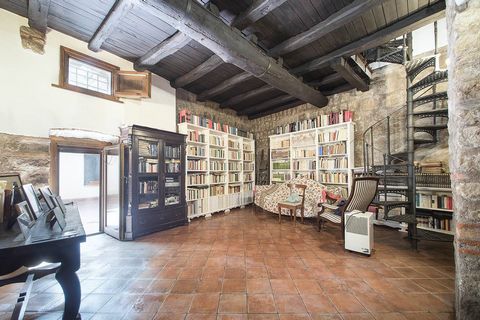 Elegant apartment in the center completely renovated with balcony, garage and warehouse Via della Marrocca, outside the ZTL gates, we offer for sale a charming 80m2 apartment spread over 2 levels, with two independent entrances, a home that combines ...