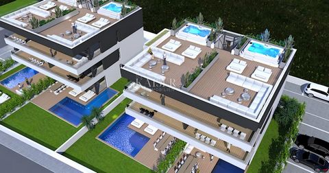 Kaiser Immobilien präsentiert ein luxuriöses Penthouse, in einem völlig neuen Apartmentkomplex, nur wenige Autominuten von der Stadt Poreč entfernt. Es befindet sich in einer ruhigen und beliebten Lage, in der Nähe aller lebensnotwendigen Einrichtung...