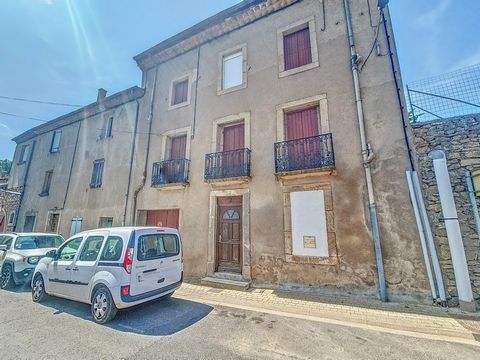 Au cœur du pittoresque village de Camplong, cette maison de village d'une superficie de 135m² est une véritable opportunité pour ceux qui recherchent un bien immobilier à fort potentiel. Elle se distingue par ses nombreuses possibilités d'aménagement...