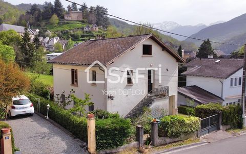 À Castillon-en-Couserans, cette maison bénéficie d'un jardin de 245 m2 et d'un balcon offrant une vue pittoresque sur les montagnes, idéal pour les amoureux de la nature. La propriété est proche des commodités essentielles : petit super-marché, pharm...