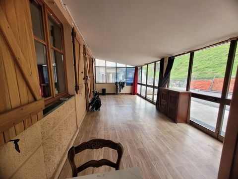 In the commune of Tende, in a locality called St Dalmas. T4 apartment of about 80m2, consisting of a living room dining room, a semi-open kitchen, a bedroom located in a quiet area on the river side, a dressing room with office area, a shower room, a...